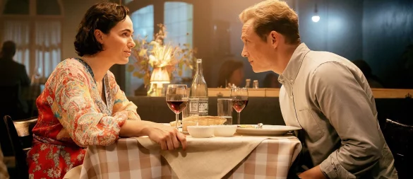 Matthias Schweighöfer (r) als Felix und Verena Altenberger als Paula in einer Szene das Films. - © Lars Nitsch/ProU Producers United Film GmbH/dpa