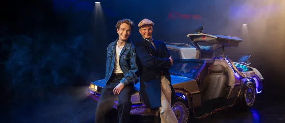 Ab in die Vergangenheit - und zwar mit dem DeLorean: Wer in Hamburg das Kultauto in dem Musical «Zurück in die Zukunft» fahren darf, steht jetzt fest. Es sind die Musicaldarsteller Raphael Groß und Jan Kersjes. - © Morris MacMatzen/Stage Entertainement/dpa