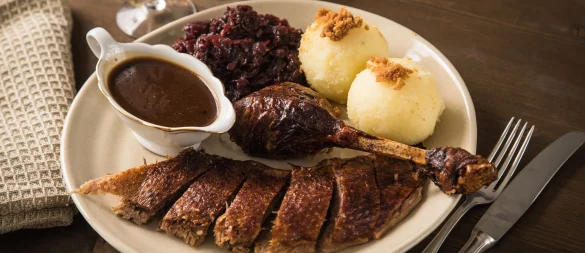 Knappe Ware: Eine frische Gans zur Weihnachtszeit könnte dieses Jahr ein teures Vergnügen werden. - © Christin Klose/dpa-tmn