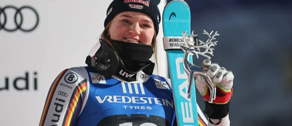 Emma Aicher jubelt über ihren dritten Platz beim Slalom von Levi. - © Marco Trovati/AP/dpa