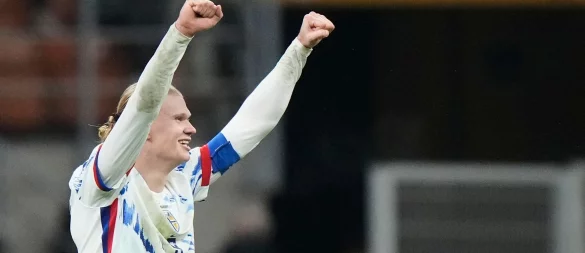 Norwegens Erling Haaland jubelt nach seinem Doppelpack in Italien über die WM-Teilnahme 2026. - © Luca Bruno/AP/dpa