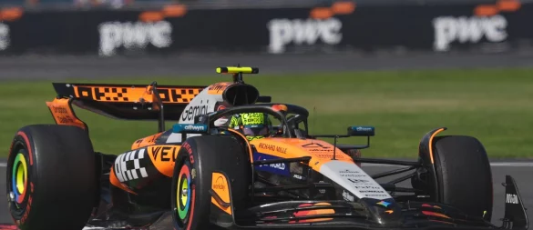 Lando Norris fährt an der Spitze des Feldes. - © Moises Castillo/AP/dpa
