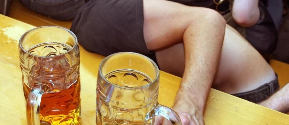 Eine schwere Alkoholvergiftung kann lebensgefährlich sein: Bei Verdacht sollte sofort die 112 gewählt werden. - © Karl-Josef Hildenbrand/dpa/dpa-tmn