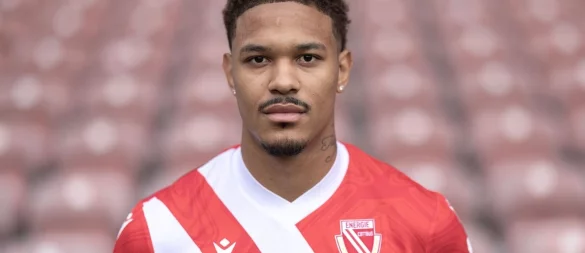 Justin Butler berichtete, dass er mit Affenlauten beleidigt wurde. (Archivbild) - © Frank Hammerschmidt/dpa