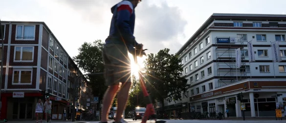 Job weg wegen E-Scooter? In einem Gerichtsverfahren ging es um eine Trunkenheitsfahrt und die Härtefallregelung. - © Christian Charisius/dpa/dpa-tmn