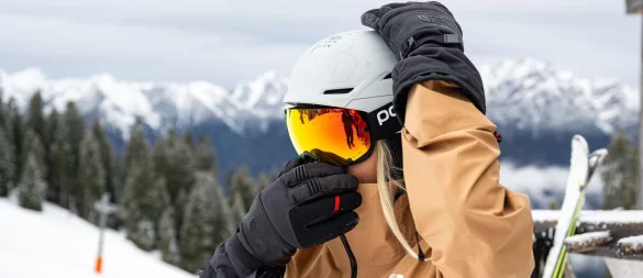 Sicherheit geht vor: Das Tragen eines Helms senkt das Risiko schwerer Kopfverletzungen beim Wintersport deutlich. - © Benjamin Nolte/dpa-tmn