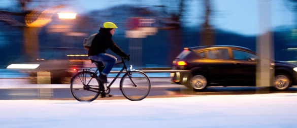 Rutschig, aber machbar! Mit dem richtigen Reifenprofil, guten Bremsen und mehr Vorsicht fährt man auch im Winter sicher auf dem Rad. - © Julian Stratenschulte/dpa/dpa-tmn