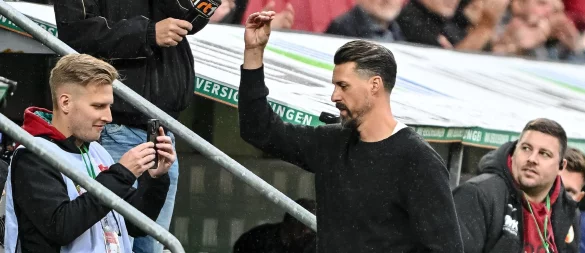 Sandro Wagner reagiert nach dem Abpfiff mit einer Geste Richtung Publikum. - © Harry Langer/dpa