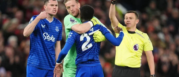 Evertons Idrissa Gueye (2.v.r.) sieht nach einer Ohrfeige gegen seinen Teamkollegen Michael Keane (li.) die Rote Karte. - © Martin Rickett/PA Wire/dpa