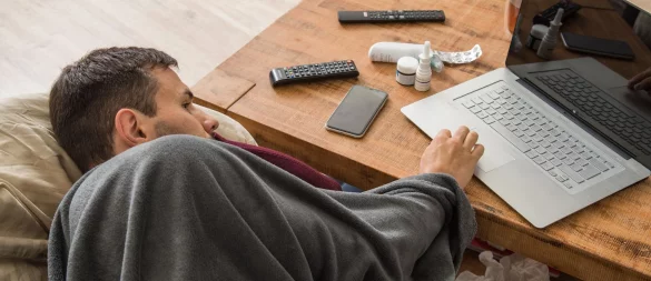 Was im ersten Moment bequem wirkt, kann schnell als Täuschung ausgelegt werden: Bei Online-Krankschreibungen sollten Beschäftigte daher vorsichtig sein. - © Christin Klose/dpa-tmn