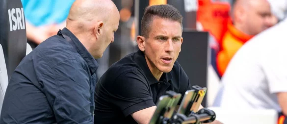 Wolfsburgs Geschäftsführer Sport Peter Christiansen (l) und Interimstrainer Daniel Bauer. - © David Inderlied/dpa