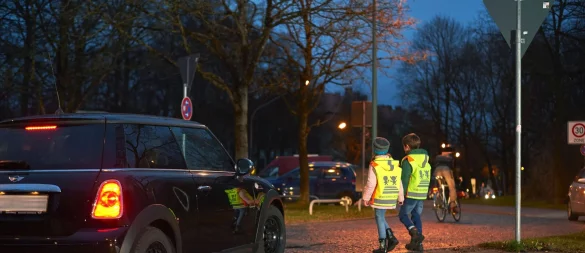 Warnwesten für Kinder versprechen mehr Sicherheit im Straßenverkehr. Doch längst nicht jedes Modell erfüllt diesen Anspruch. - © ADAC/Edward Gröger/dpa-tmn