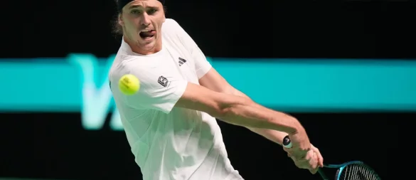 Volle Konzentration auf den Ball und den Schlag: Alexander Zverev - © Luca Bruno/AP/dpa