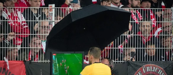 Nahm gleich zwei Treffer nach Video-Einsatz zurück: Schiedsrichter Sören Storks - © Soeren Stache/dpa