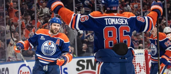 Leon Draisaitl (links) hat das 400. NHL-Tor seiner Karriere erzielt. - © Jason Franson/The Canadian Press/dpa