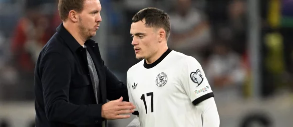 Julian Nagelsmann hält zu Florian Wirtz (r). (Archivbild) - © Federico Gambarini/dpa