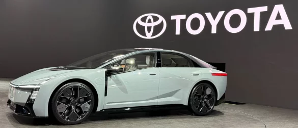 Ein flaches, kantiges Design zeichnet die Design-Studie Toyota Corolla aus. - © Thomas Geiger/dpa-tmn