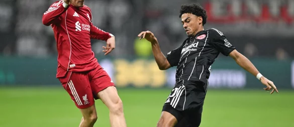 Spielte sich selbst aus und Eintracht Frankfurt um Nathaniel Brown (r) noch tiefer in die Krise: Liverpools Florian Wirtz (l). - © Arne Dedert/dpa