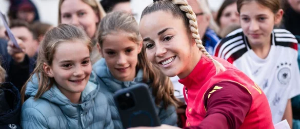 Da geht noch mehr: DFB-Kapitänin Giulia Gwinn hofft durch die Investitionen auf bessere Bedingungen in der Bundesliga. (Archivbild) - © Marius Becker/dpa