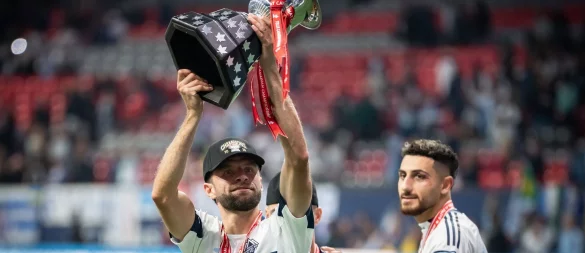 Thomas Müller (l) gewann mit den Vancouver Whitecaps die kanadische Meisterschaft. - © ETHAN CAIRNS/The Canadian Press/AP/dpa