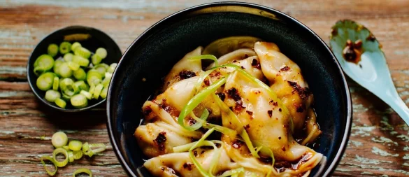 Der Teig für chinesische Wan-Tan ist sehr zart und dünn. Hier sind sie mit Schweinehackfleisch, Garnelen, Chinakohl, Shiitake-Pilzen und Ingwer gefüllt. - © asiastreetfood.com/dpa-tmn