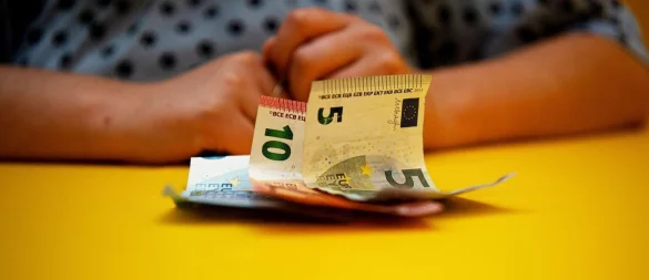 Das Geld wird knapp, der Monat ist aber noch lang? Einer Überschuldungssituation geht oft eine Lebenskrise voraus. - © Bernd Diekjobst/dpa-tmn