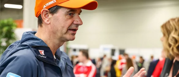 Skisprung-Bundestrainer Stefan Horngacher kritisiert die Aufarbeitung des WM-Anzugskandals. - © Daniel Löb/dpa