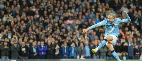 Erling Haaland vergab einen Strafstoß, erzielte aber die Führung für Manchester City. - © Jon Super/AP/dpa