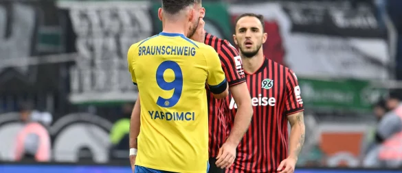 Erencan Yardimci von Eintracht Braunschweig fasst seinem Gegenspieler Boris Tomiak beim Derby gegen Hannover 96 mit beiden Händen an den Hals. - © Swen Pförtner/dpa