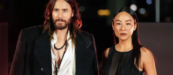 Jared Leto (links) ist im Film Ares, ein Programm, das als KI-Soldat in die reale Welt eintritt - hier ist er bei einem Fototermin mit Kollegin Greta Lee in Berlin zu sehen. (Archivbild) - © Soeren Stache/dpa