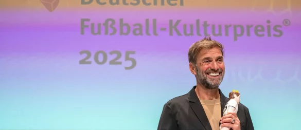Jürgen Klopp war beim Galaabend zu Scherzen aufgelegt. - © Pia Bayer/dpa
