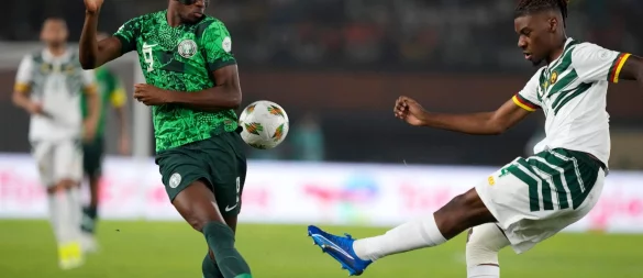 Hatte nach dem WM-Qualifikationsspiel gegen Lesotho eine Schrecksekunde zu überstehen: Victor Osimhen (l). (Archivbild) - © Sunday Alamba/AP/dpa