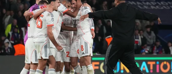 Vincent Kompany (r) stürmt auf den Rasen, um nach dem großen Sieg mit seinen Spielern im Kreis zu jubeln. - © Thibault Camus/AP/dpa