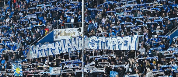 Fans der TSG Hoffenheim zeigten beim Heimspiel gegen RB Leipzig ihren Unmut über Spielerberater Roger Wittmann. - © Uwe Anspach/dpa