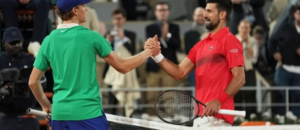 Novak Djokovic (r) hat eine klare Meinung zum Dopingfall von Jannik Sinner. - © Thibault Camus/AP/dpa
