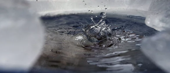 Eis vermeiden: So schützen Sie Ihre Regenwassertonne vor Frost. - © Karl-Josef Hildenbrand/dpa/dpa-tmn