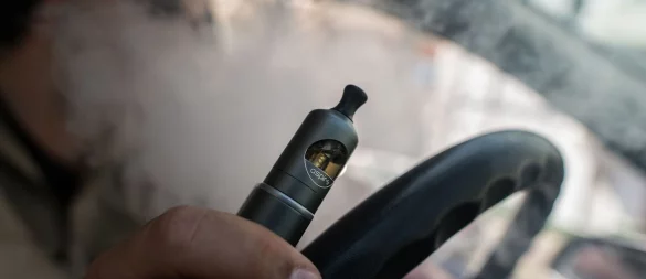 Genuss mit Folgen: Wer ein paar Dinge beim Gebrauch der E-Zigarette im Auto nicht beachtet, kann schnell ein Bußgeld kassieren. - © Franziska Gabbert/dpa-tmn