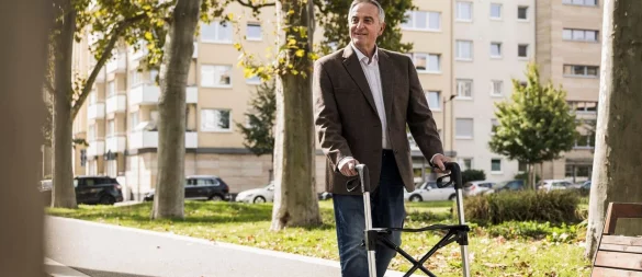 Endlich wieder sicher unterwegs! Ein Rollator ist nichts, wofür man sich schämen muss. - © Uwe Umstätter/Westend61/dpa-tmn