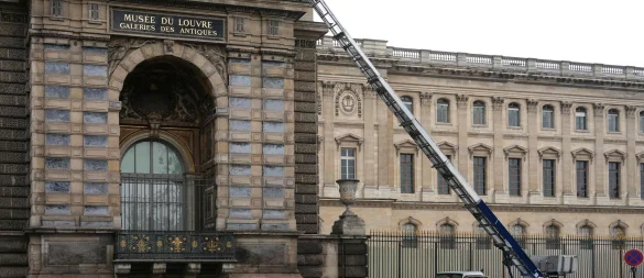 Auf das Pariser Museum Louvre ist ein Raubüberfall verübt worden. (Archivbild) - © Dimitar Dilkoff/AFP/dpa
