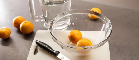 Kein Fan von der weißen Haut? Mit einem Hack sollen sich Clementinen besser schälen lassen. - © Christin Klose/dpa-tmn