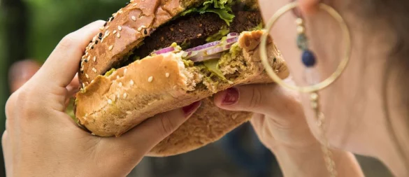 Burger statt Obst: 84 Prozent der Befragten sind der Ansicht, dass gesunde Lebensmittel an öffentlichen Plätzen schwerer zu finden sind als ungesunde Produkte. - © Christin Klose/dpa-tmn