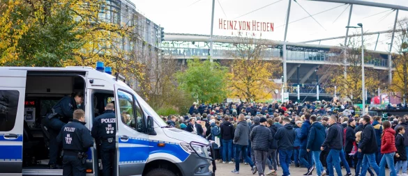 Polizeieinsatz vor dem Stadion in Hannover. - © Moritz Frankenberg/dpa