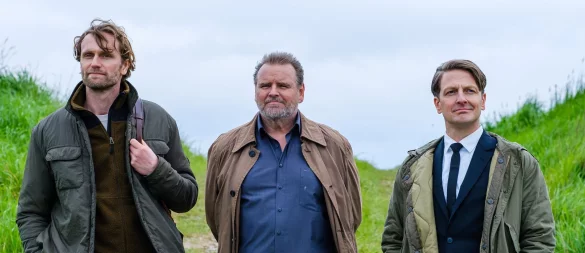 Der Fund der Bronzescheibe interessiert auch das Denkmalamt Niedersachsen, dessen Gutachter Laurens Trautmann (l., Ulrich Brandhoff) den Fundort besichtigt. - © Michael K schau/ZDF/dpa