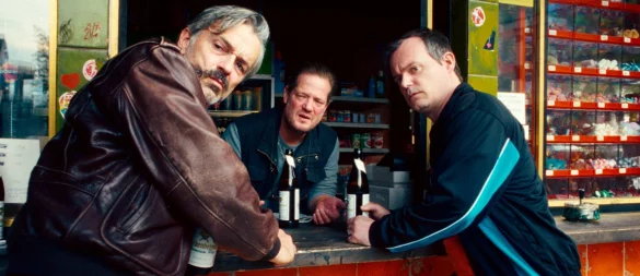 An der Theke wird gequatscht. - © -/HR/Bluelaserboys/Triple Picture/dpa