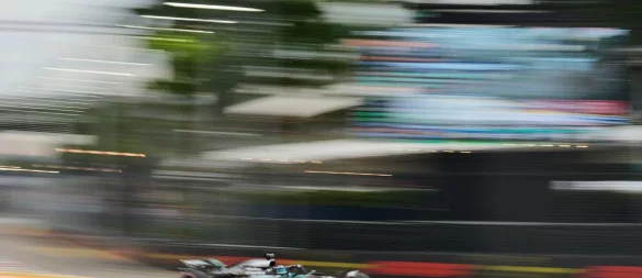 Mercedes-Pilot George Russell schnappte sich überraschend die Pole Position in Singapur. - © Vincent Thian/AP/dpa