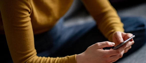 Geld anlegen leicht gemacht? Viele Produkte lassen sich bequem zu Hause vom Sofa aus kaufen. - © Fabian Sommer/dpa/dpa-tmn