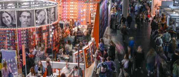 Der Preis wird traditionell auf der Buchmesse vergeben. - © Arne Dedert/dpa