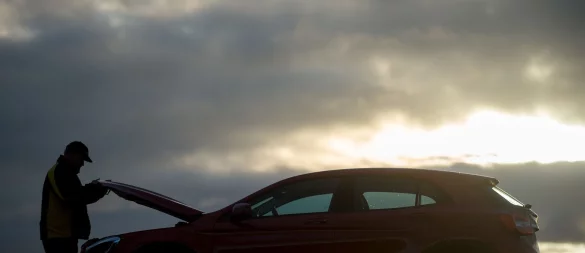 Was ist denn nur los mit Dir? Springt der Wagen nicht an, liegt es oft an einer schlappen Starterbatterie. - © Klaus-Dietmar Gabbert/dpa-tmn