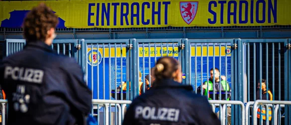 Beim Derby zwischen Braunschweig und Hannover soll es keine personalisierten Tickets geben. - © Moritz Frankenberg/dpa