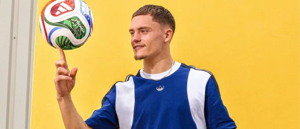 Florian Wirtz mit dem offiziellen WM-Spielball «Trionda». - © ---/Adidas/dpa